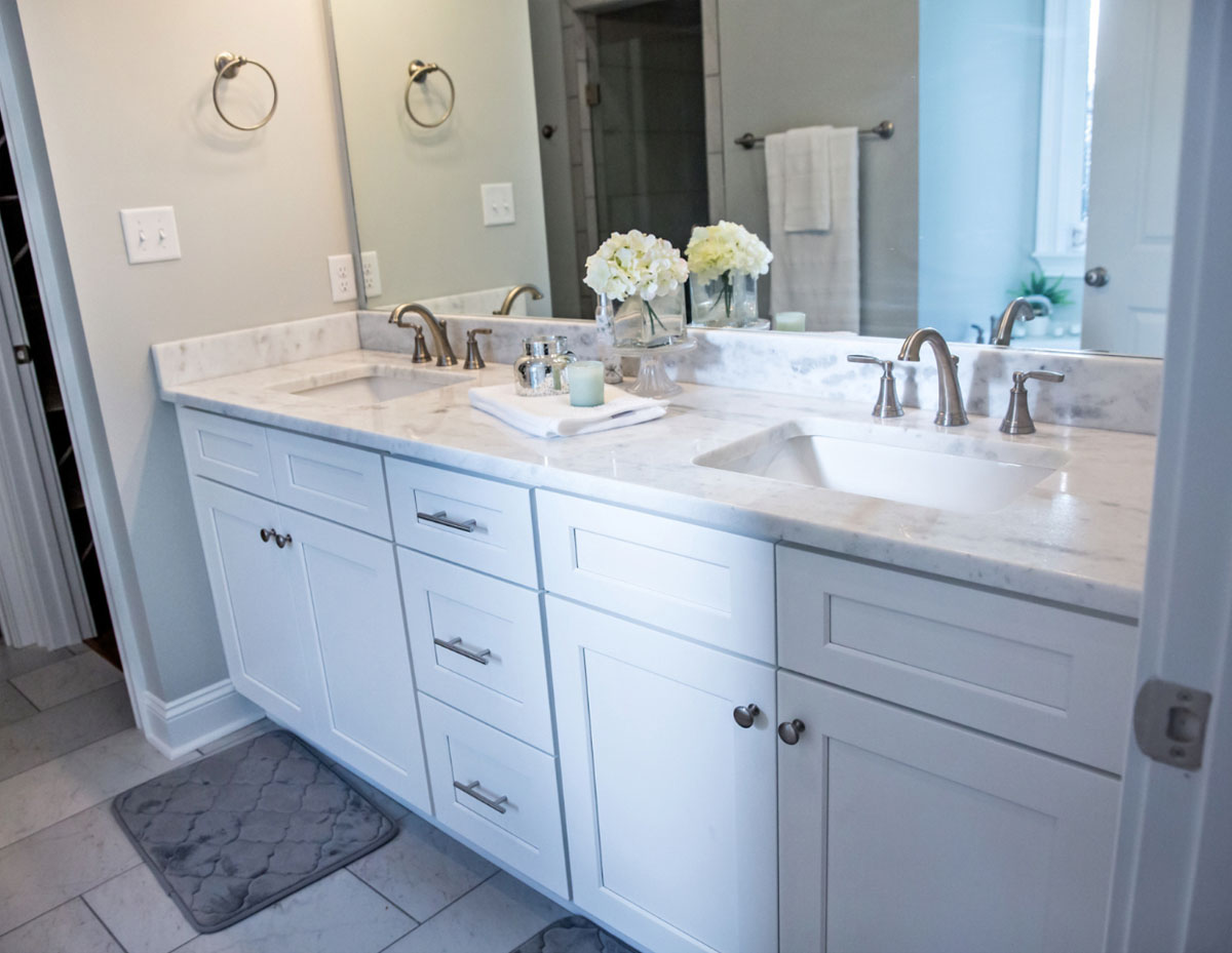 This bathroom is exceptionally tidy. It may belong to someone who doesn’t mind cleaning bathrooms and makes sure everything is in its place.